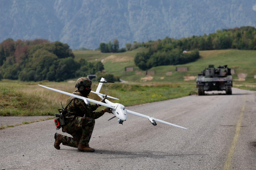 Vojak pripravuje lietadlo Quantum Systems Vector s umelou inteligenciou počas demon&scaron;tr&aacute;cie oper&aacute;ci&iacute; dronov vo &scaron;vajčiarskej arm&aacute;de v Thune vo &Scaron;vajčiarsku. FOTO: Reuters