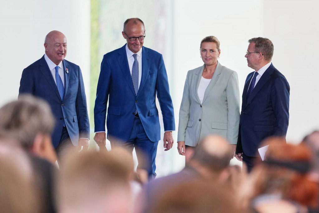 Zľava rak&uacute;sky kancel&aacute;r Christian Stocker, nemeck&yacute; kancel&aacute;r Friedrich Merz, d&aacute;nska premi&eacute;rka Mette Frederiksenov&aacute; a f&iacute;nsky premi&eacute;r Petteri Orpo prich&aacute;dzaj&uacute; na spoločn&uacute; tlačov&uacute; konferenciu po neform&aacute;lnom stretnut&iacute; v Berl&iacute;ne vo &scaron;tvrtok 27. augusta 2026. T&eacute;mou sch&ocirc;dzky bola pr&iacute;prava Viacročn&eacute;ho finančn&eacute;ho r&aacute;mca E&Uacute; na roky 2028 - 2034. FOTO TASR/AP
