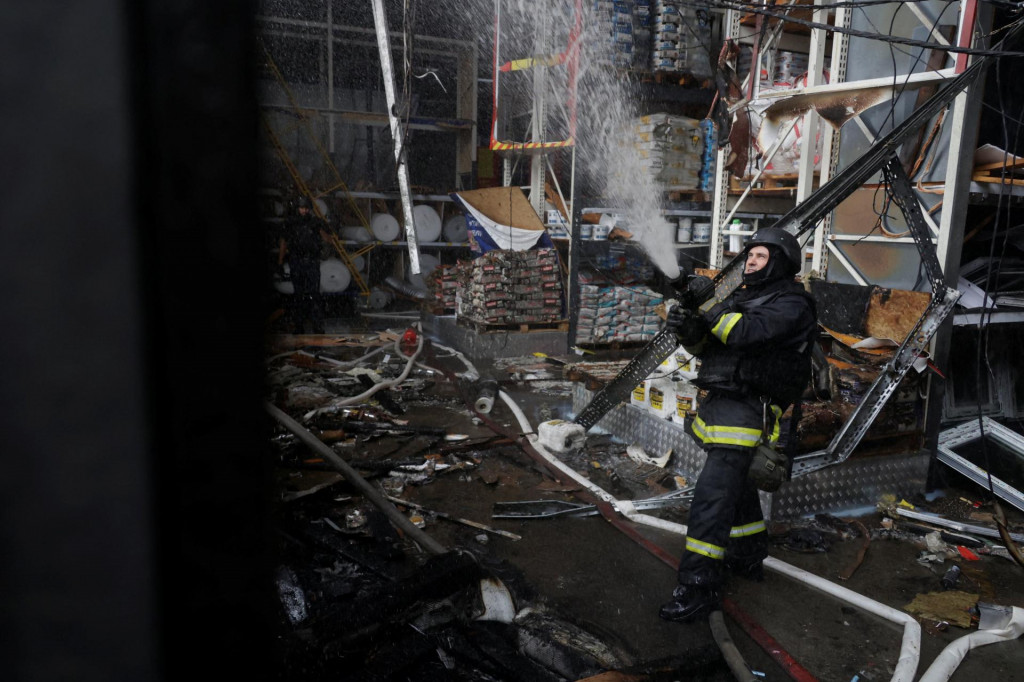 Hasiči pracuj&uacute; na mieste rusk&eacute;ho &uacute;toku v Charkove. FOTO: Reuters