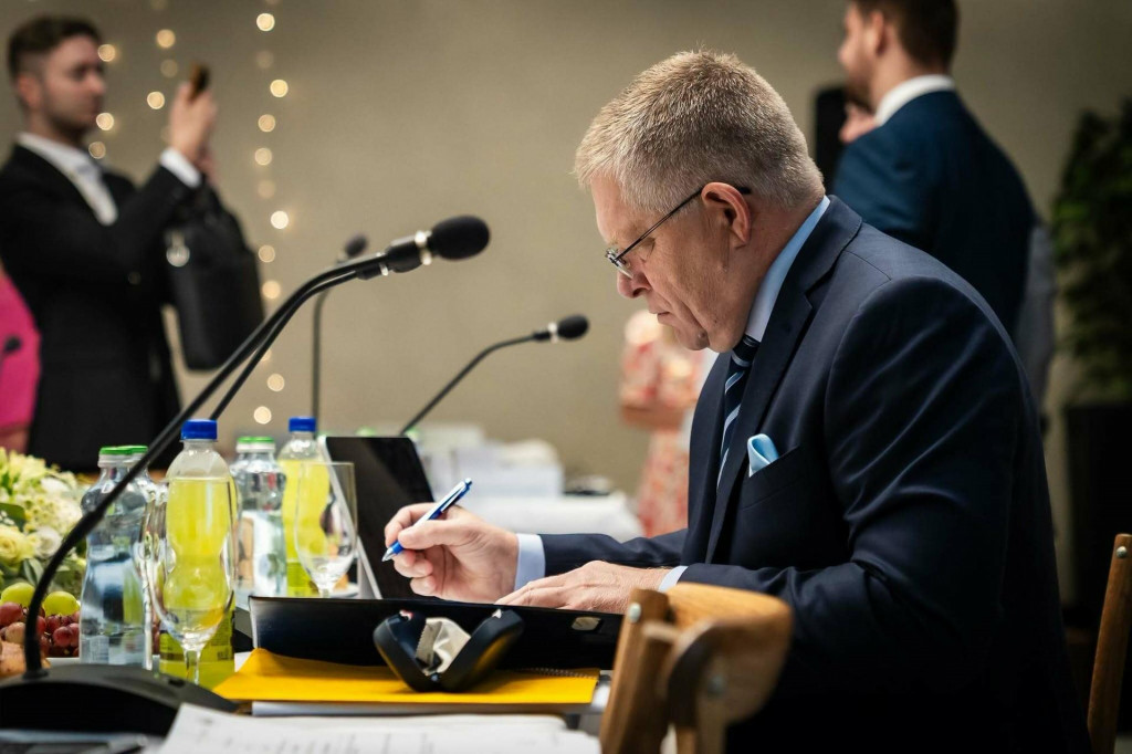 Premi&eacute;r Robert Fico počas v&yacute;jazdov&eacute;ho rokovania v obci Kriv&aacute;ň. FOTO: &Uacute;rad vl&aacute;dy Slovenskej republiky