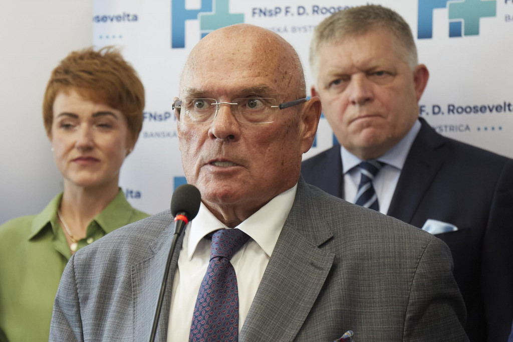 Na sn&iacute;mke predseda zdravotn&iacute;ckeho v&yacute;boru NR SR Vladim&iacute;r Bal&aacute;ž (uprostred), gener&aacute;lna riaditeľka Rooseveltovej nemocnice v Banskej Bystrici Miriam Lapun&iacute;kov&aacute; a predseda vl&aacute;dy SR Robert Fico (Smer-SD).