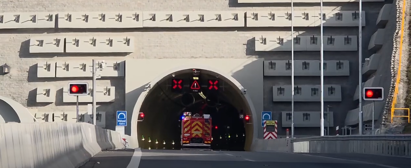 Photo: hnonline.sk Slovaquie : Incendie dans le Tunnel de Višňové et Trafic Interrompu sur la D1
