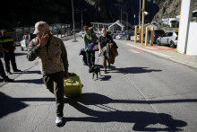 Cestuj&uacute;ci z Ruska prekračuj&uacute; hranicu do Gruz&iacute;nska 26. septembra 2022.FOTO: Reuters