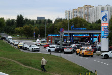 Aut&aacute; stoja v rade na natankovanie na čerpacej stanici Gazprom Neft. FOTO: Reuters