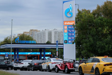 Aut&aacute; stoja v rade na natankovanie na čerpacej stanici Gazprom Neft. FOTO: Reuters
