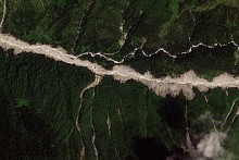 Miesto na hranici Nep&aacute;lu a Tibetskej auton&oacute;mnej oblasti v Č&iacute;ne predt&yacute;m, ako sa 25. augusta 2026 v d&ocirc;sledku bleskov&yacute;ch povodn&iacute; a zosuvu bahna vytvorilo bari&eacute;rov&eacute; ​​jazero. FOTO: REUTERS