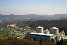 Elektr&aacute;reň Beznau na severe &Scaron;vajčiarska. FOTO: Wikimedia/Roland Zumb&uuml;hl