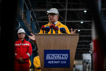 Premi&eacute;r Robert Fico rečn&iacute; počas re&scaron;tartu Slovalca. V pozad&iacute; finančn&iacute;k Jaroslav Ha&scaron;č&aacute;k. FOTO: Facebook/Robert Fico