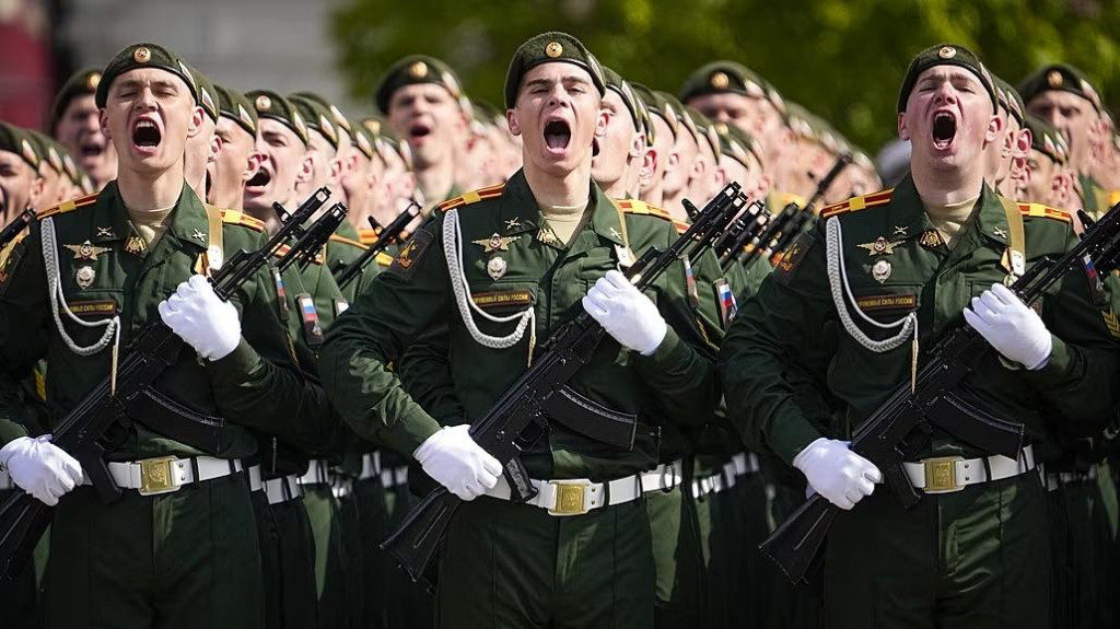Rusk&iacute; vojaci pochoduj&uacute; počas vojenskej prehliadky ku Dňu v&iacute;ťazstva v Moskve. FOTO: TASR/AP