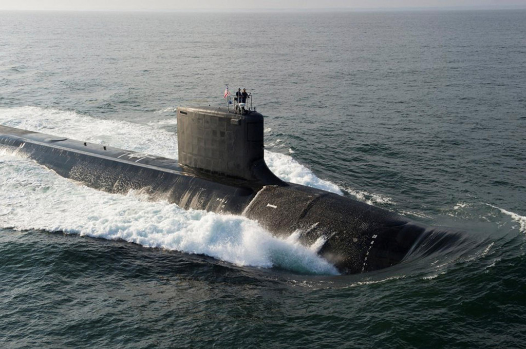 Ponorka triedy Virginia USS North Dakota (SSN 784) počas n&aacute;morn&yacute;ch sk&uacute;&scaron;ok Bravo na tejto fotografii americk&eacute;ho n&aacute;morn&iacute;ctva z Atlantick&eacute;ho oce&aacute;nu 18. augusta 2013. FOTO: REUTERS
