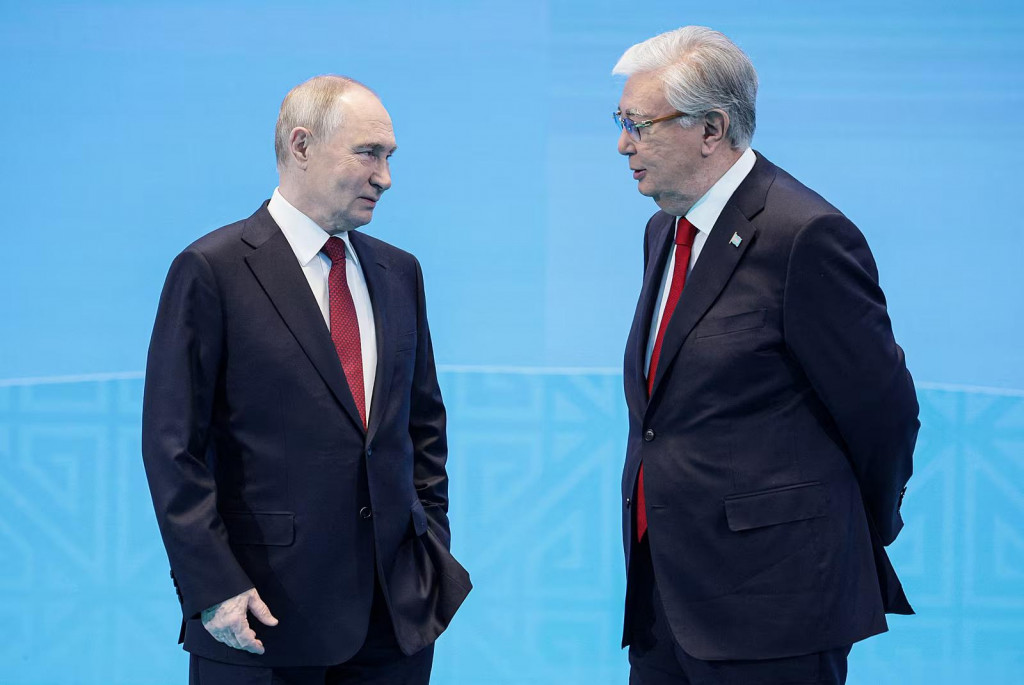Kaza&scaron;sk&yacute; prezident Kasym-Žomart Tokajev jasne odkazuje Vladimirovi Putinovi, aby ukončil vojnu na Ukrajine. FOTO: Reuters