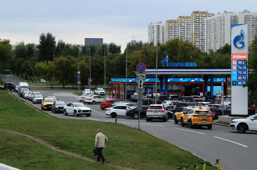 Aut&aacute; stoja v rade na natankovanie na čerpacej stanici Gazprom Neft. FOTO: Reuters