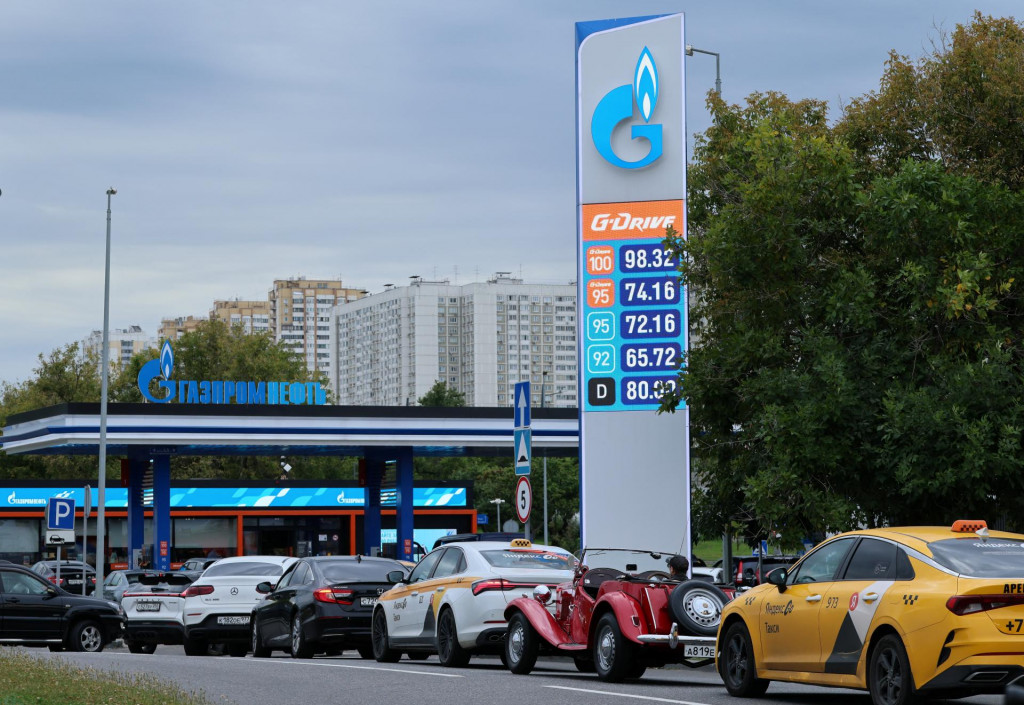 Aut&aacute; stoja v rade na natankovanie na čerpacej stanici Gazprom Neft. FOTO: Reuters