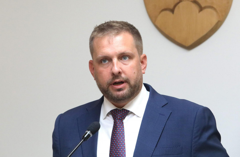 Ministerstvo pri hodnoten&iacute; zohľadňuje najm&auml; region&aacute;lny rozvoj, demografick&yacute; v&yacute;voj, dostupnosť &uacute;stavnej zdravotnej starostlivosti, produkciu nemocn&iacute;c a ich sp&aacute;dov&eacute; &uacute;zemia.
