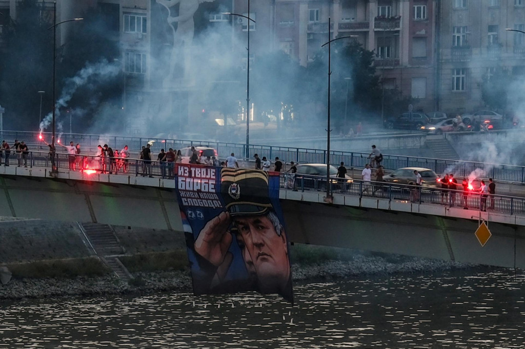 Podporovatelia zosnul&eacute;ho bosnianskosrbsk&eacute;ho gener&aacute;la Ratka Mladića. FOTO: Reuters