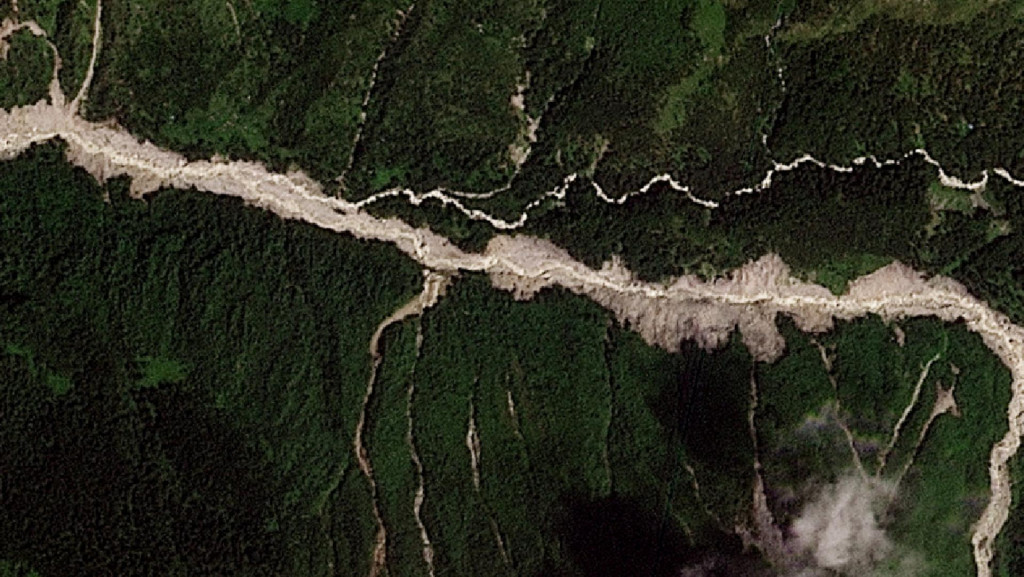 Miesto na hranici Nep&aacute;lu a Tibetskej auton&oacute;mnej oblasti v Č&iacute;ne predt&yacute;m, ako sa 25. augusta 2026 v d&ocirc;sledku bleskov&yacute;ch povodn&iacute; a zosuvu bahna vytvorilo bari&eacute;rov&eacute; ​​jazero. FOTO: REUTERS