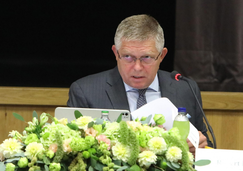 Premi&eacute;r SR Robert Fico (Smer-SD) počas v&yacute;jazdov&eacute;ho rokovania vl&aacute;dy. FOTO: TASR/J&aacute;n Kro&scaron;l&aacute;k