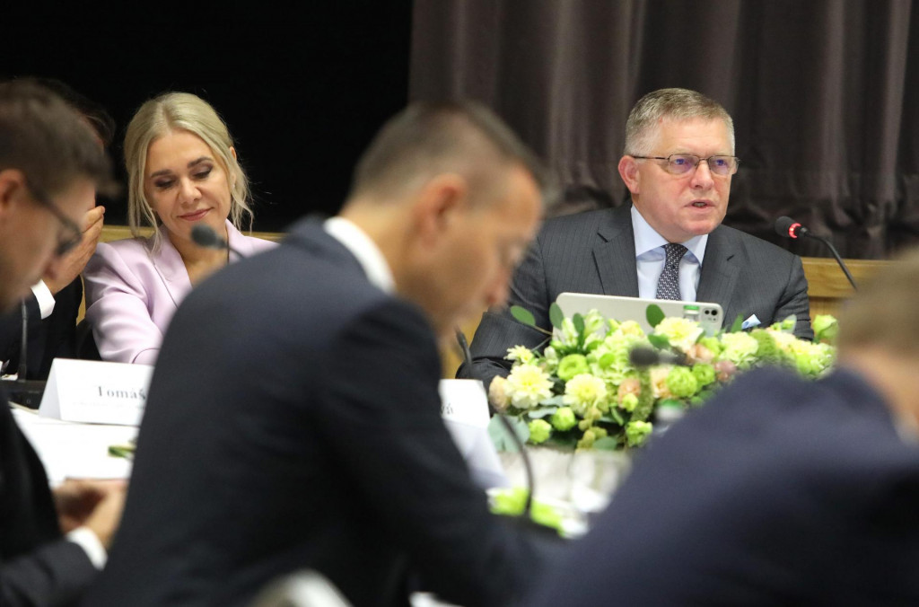 Vy&scaron;e 2,3 mili&oacute;na eur z tejto sumy je určen&yacute;ch na konkr&eacute;tne projekty samospr&aacute;v a organiz&aacute;ci&iacute; p&ocirc;sobiacich na &uacute;zem&iacute; okresov Žiar nad Hronom, Zvolen, Veľk&yacute; Krt&iacute;&scaron; a Krupina. FOTO:TASR/J&aacute;n Kro&scaron;l&aacute;k