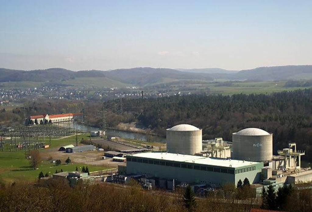 Elektr&aacute;reň Beznau na severe &Scaron;vajčiarska. FOTO: Wikimedia/Roland Zumb&uuml;hl