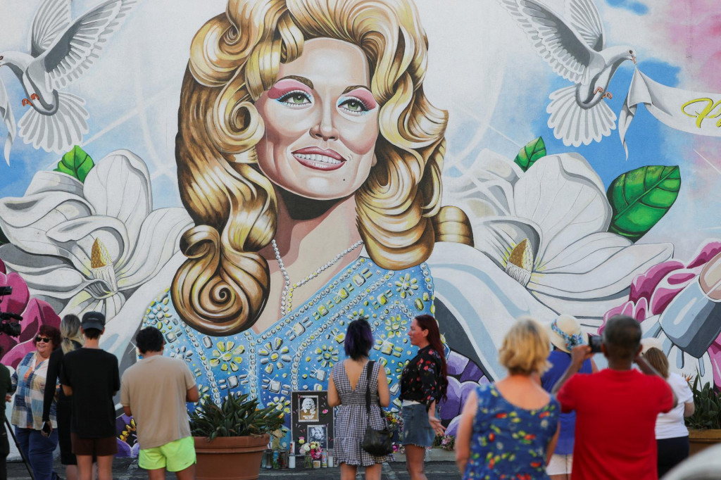 Fan&uacute;&scaron;ikovia spom&iacute;naj&uacute; na Dolly Parton. FOTO: REUTERS