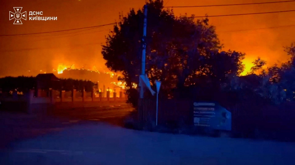 Požiar po &uacute;toku rusk&eacute;ho dronu na sklad v oblasti Kyjeva. FOTO: REUTERS