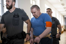 Obžalovan&yacute; z &uacute;nosu a intoxik&aacute;cie &scaron;tudentky Ivo Petr&aacute;&scaron; v sprievode justičnej str&aacute;že pred hlavn&yacute;m pojedn&aacute;van&iacute;m Na Mestskom s&uacute;de Bratislava I. FOTO: TASR/Jakub Kotian