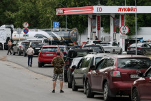 Aut&aacute; stoja v rade na tankovanie na čerpacej stanici Lukoil v Moskve v Rusku. FOTO: Reuters