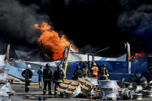 Hasiči pracuj&uacute; na mieste &uacute;toku rusk&eacute;ho dronu uprostred rusk&eacute;ho &uacute;toku na Ukrajinu v Kyjeve. FOTO: Reuters