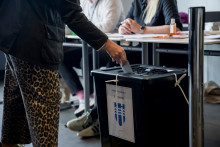 Žena vhadzuje hlasovac&iacute; l&iacute;stok do schr&aacute;nky počas referenda v Reykjav&iacute;ku. FOTO: TASR/AP