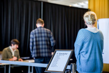 Ľudia čakaj&uacute; na hlasovanie počas referenda v Reykjav&iacute;ku. FOTO: TASR/AP