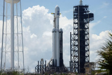 Raketa SpaceX Falcon Heavy sa pripravuje na &scaron;tart. FOTO: Reuters