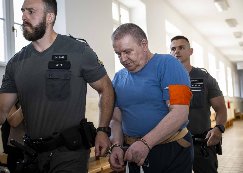 Obžalovan&yacute; z &uacute;nosu a intoxik&aacute;cie &scaron;tudentky Ivo Petr&aacute;&scaron; v sprievode justičnej str&aacute;že pred hlavn&yacute;m pojedn&aacute;van&iacute;m Na Mestskom s&uacute;de Bratislava I. FOTO: TASR/Jakub Kotian