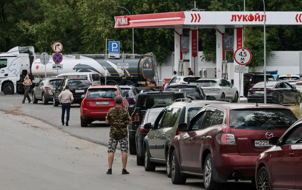 Aut&aacute; stoja v rade na tankovanie na čerpacej stanici Lukoil v Moskve v Rusku. FOTO: Reuters