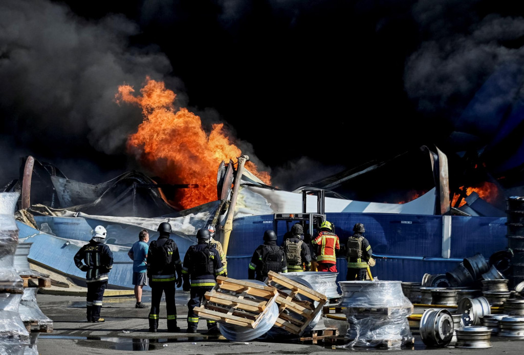 Hasiči pracuj&uacute; na mieste &uacute;toku rusk&eacute;ho dronu uprostred rusk&eacute;ho &uacute;toku na Ukrajinu v Kyjeve. FOTO: Reuters