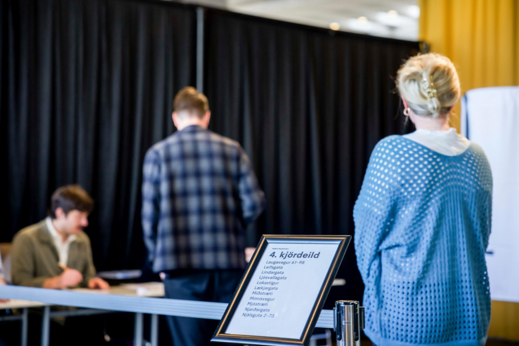 Ľudia čakaj&uacute; na hlasovanie počas referenda v Reykjav&iacute;ku. FOTO: TASR/AP