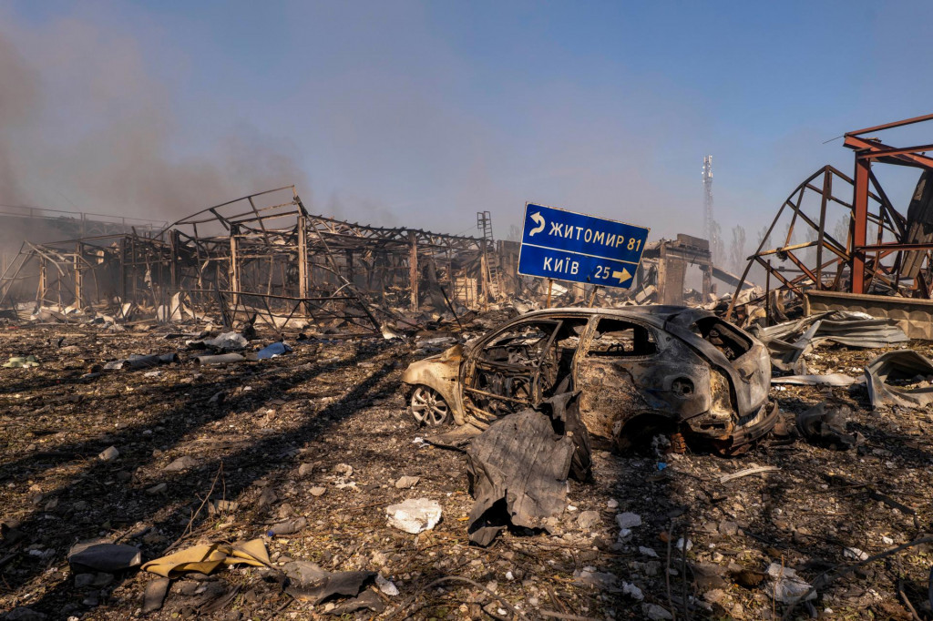 Pohľad na zničen&eacute; aut&aacute; a budovy po v&yacute;buchu v d&ocirc;sledku rusk&eacute;ho dronov&eacute;ho &uacute;toku v obci Myla, neďaleko Kyjeva. FOTO: TASR/AP