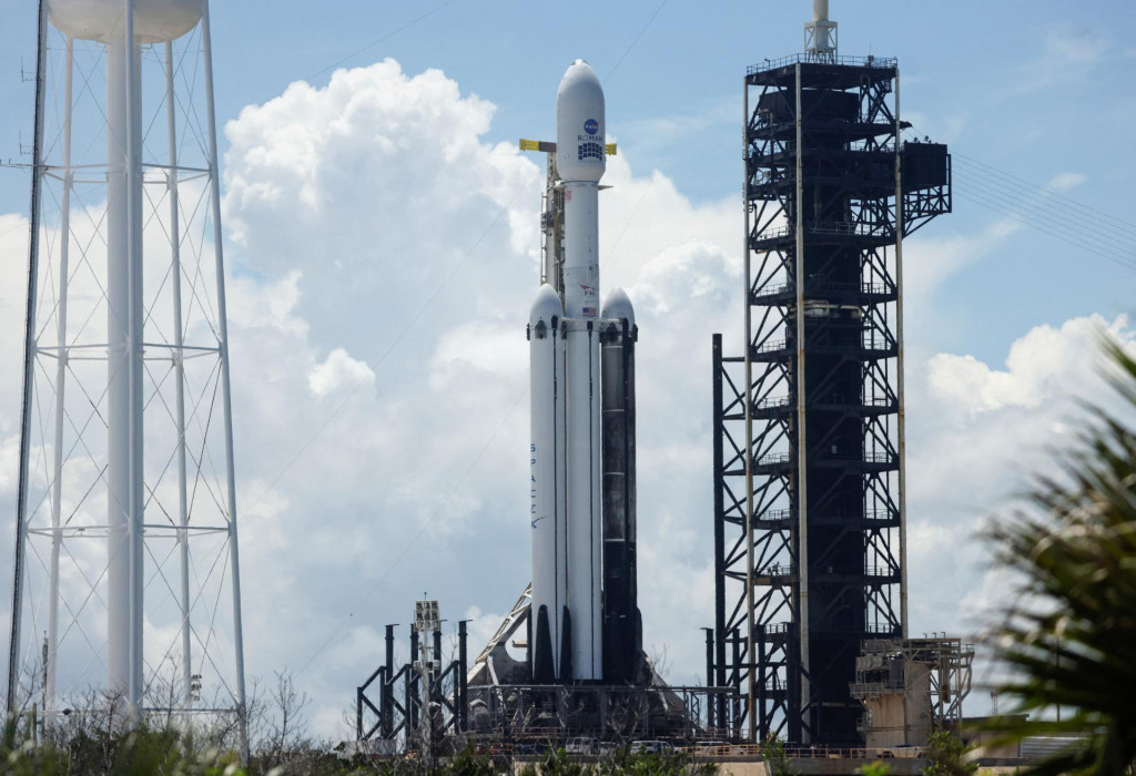 Raketa SpaceX Falcon Heavy sa pripravuje na &scaron;tart. FOTO: Reuters