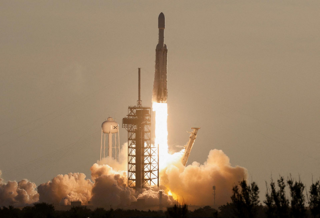 A SpaceX Falcon Heavy rocket lifts off carrying NASA&lsquo;s Nancy Grace Roman Space Telescope. FOTO: Reuters