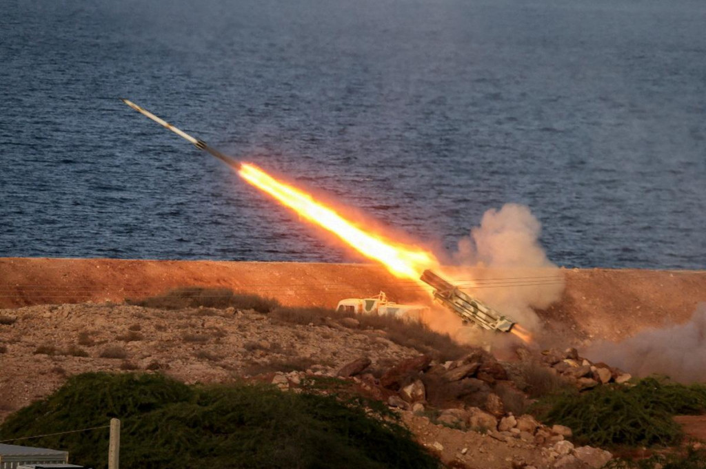 Raketa vypusten&aacute; v Ir&aacute;ne. FOTO: Reuters