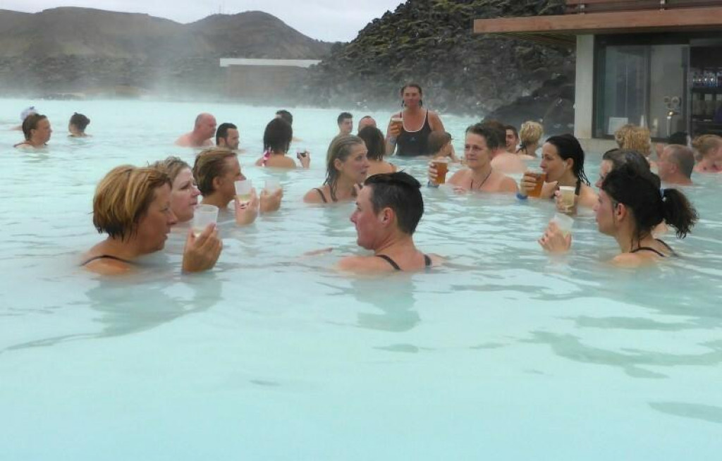 N&aacute;v&scaron;tevn&iacute;ci si vychutn&aacute;vaj&uacute; drink v geoterm&aacute;lnych k&uacute;peľoch Blue Lagoon v Grindav&iacute;ku na Islande. FOTO: Reuters