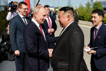 Vladimir Putin a Kim Čong-un od začiatku ruskej inv&aacute;zie na Ukrajinu vo febru&aacute;ri 2022 v&yacute;razne posilnili svoje vzťahy. FOTO: Reuters