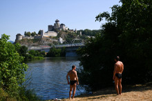 Na sn&iacute;mke v pozad&iacute; Trenčiansky hrad a plavci na brehu rieky V&aacute;h v parku v pr&iacute;rode al&uacute;via Orechovsk&eacute;ho potoka. FOTO: TASR/Martin Medňansk&yacute;/Trenč&iacute;n
