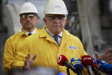 Zľava minister životn&eacute;ho prostredia Tom&aacute;&scaron; Taraba (nominant SNS) a predseda vl&aacute;dy Robert Fico (Smer-SD). FOTO: TASR/Marek Mačica
