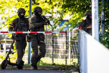 Podľa pol&iacute;cie sa strieľalo na dvoch miestach v are&aacute;li, vyp&aacute;len&eacute; bolo značn&eacute; množstvo striel. FOTO: TASR/AP