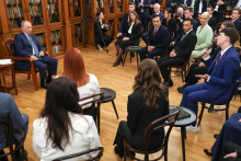 Prezident Vladimir Putin počas v&iacute;kendov&eacute;ho rozhovoru s pedag&oacute;gmi a &scaron;tudentmi MPGU prirovnal vojnu proti Ukrajine k potravinov&eacute;mu reťazcu v divokej pr&iacute;rode, kde siln&yacute; požiera slab&scaron;ieho. FOTO TASR/AP