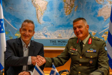 Gener&aacute;lny riaditeľ izraelsk&eacute;ho ministerstva obrany gener&aacute;lmajor vo v&yacute;službe Amir Baram a jeho gr&eacute;cky partner Ioannis Bouras. FOTO: Reuters