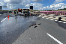 Hasiči zasahuj&uacute; pri požiari vozidla na diaľnici D1 v smere na Poprad. FOTO: Facebook pol&iacute;cie/Pre&scaron;ovsk&yacute; kraj