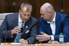 Na sn&iacute;mke z apr&iacute;la 2022 zľava predseda parlamentu Boris Koll&aacute;r a minister hospod&aacute;rstva Richard Sul&iacute;k. FOTO:TASR/J. Nov&aacute;k