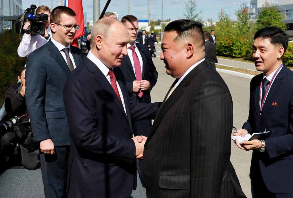 Vladimir Putin a Kim Čong-un od začiatku ruskej inv&aacute;zie na Ukrajinu vo febru&aacute;ri 2022 v&yacute;razne posilnili svoje vzťahy. FOTO: Reuters