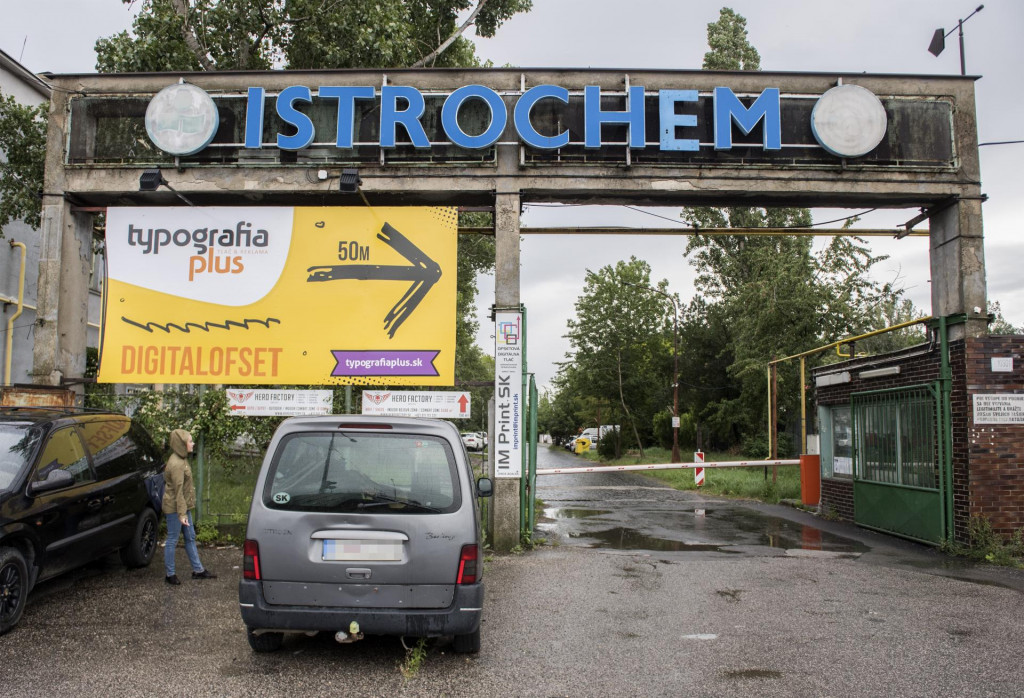 Hlavn&yacute; vstup do chemick&eacute;ho podniku Istrochem. FOTO: TASR/Martin Baumann
